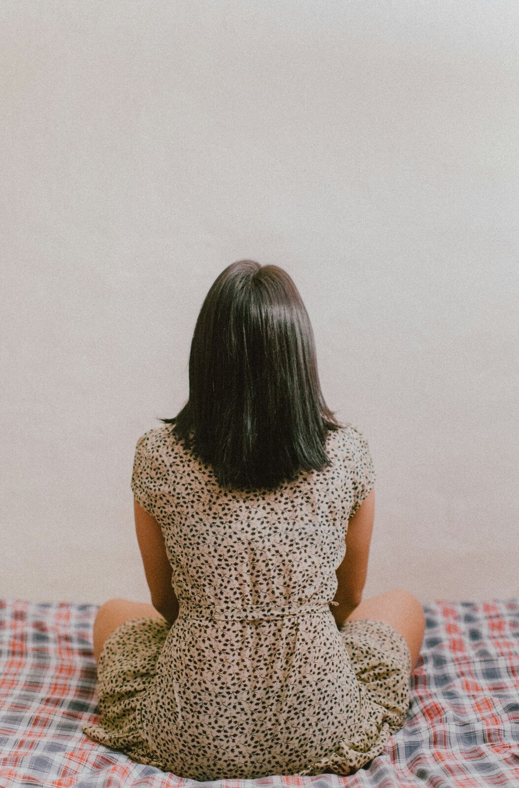 Novia minimalista en borgona