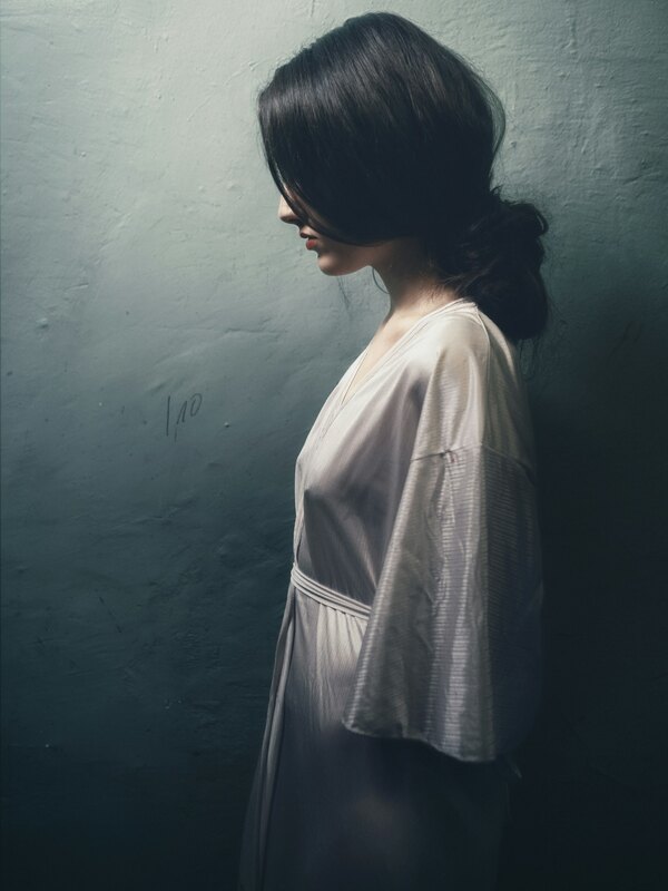 Novia minimalista en borgona