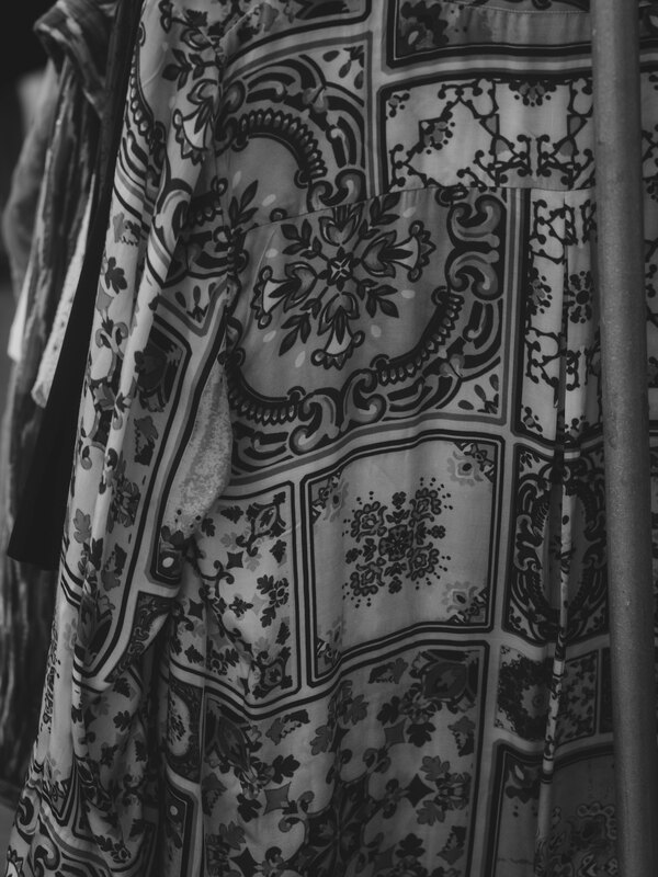Vestido midi plisado en champan
